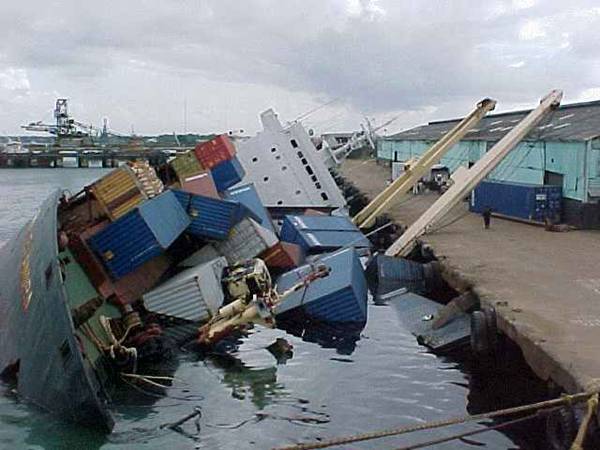 File:Boot maakt slagzij in haven.jpg