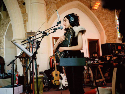 File:PJ Harvey in oud Kerkje in Dorset.jpg
