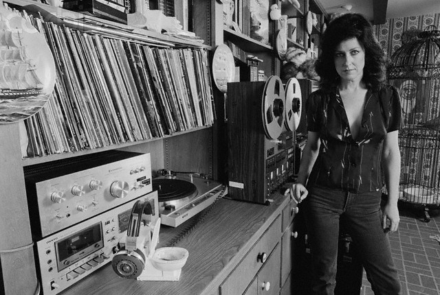 File:Grace Slick with home audio.jpg