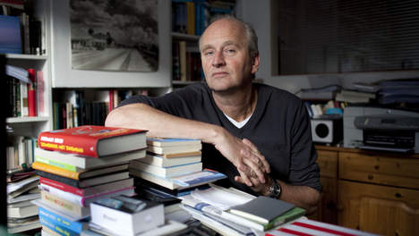 File:Herman Koch in zijn huis in Amsterdam.jpg
