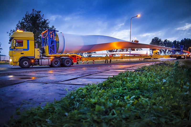 File:Nuon - Windmolenpark in aanbouw in Flevoland 2012 - Plaatsing eerste wieken op windmolen Zuidlob 14.jpg