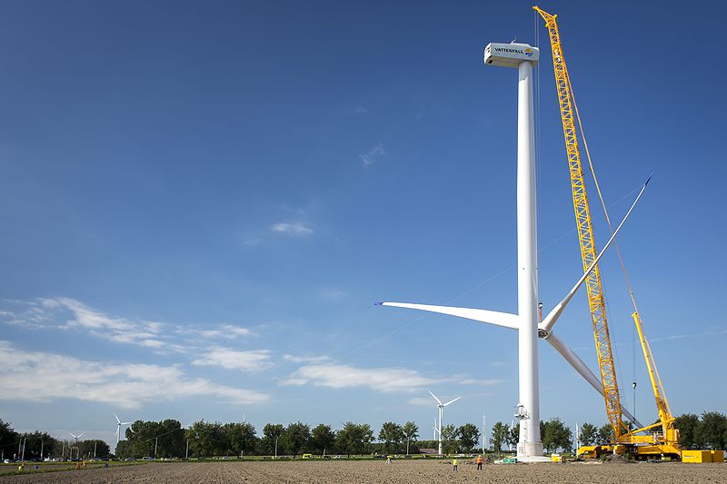 File:Nuon - Windmolenpark in aanbouw in Flevoland 2012 - Plaatsing eerste wieken op windmolen Zuidlob 4.jpg