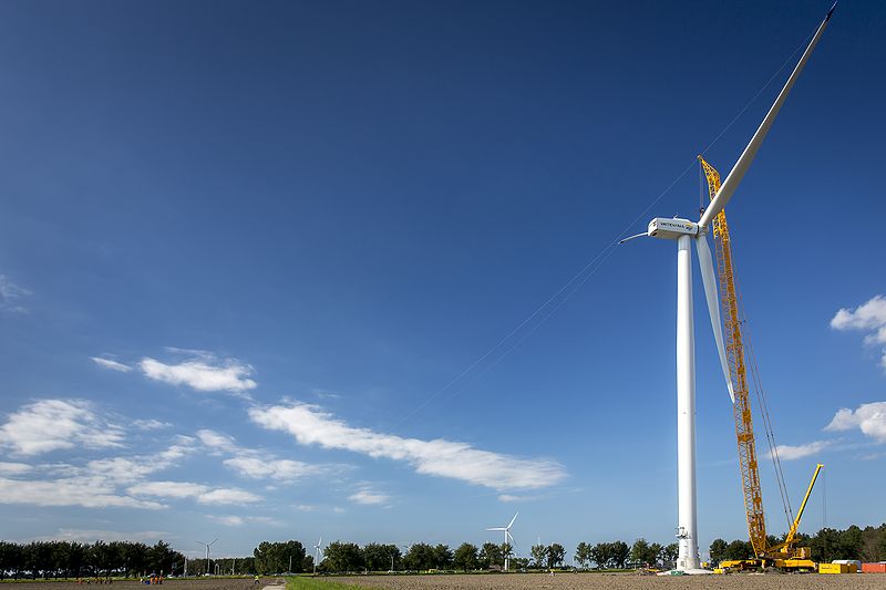 File:Nuon - Windmolenpark in aanbouw in Flevoland 2012 - Plaatsing eerste wieken op windmolen Zuidlob 2.jpg