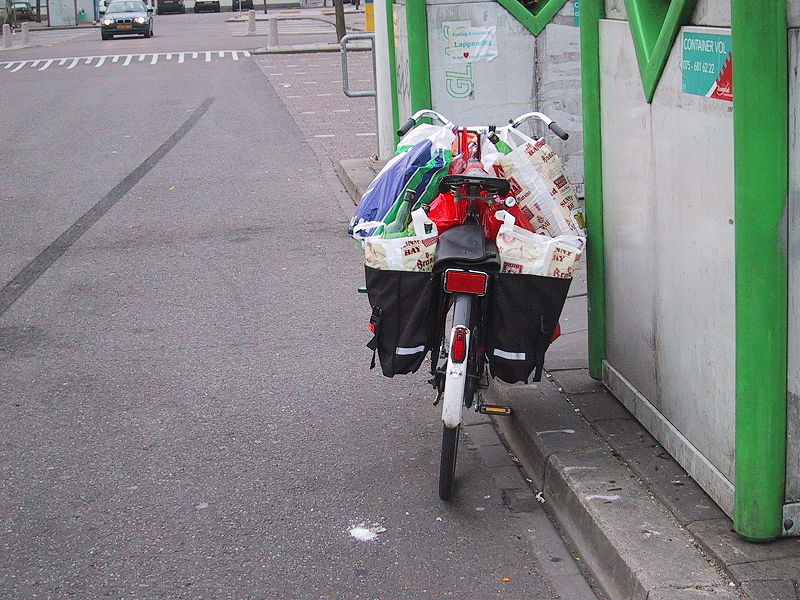 File:Met de fiets naar de glasbak - Achteraanzicht.jpg