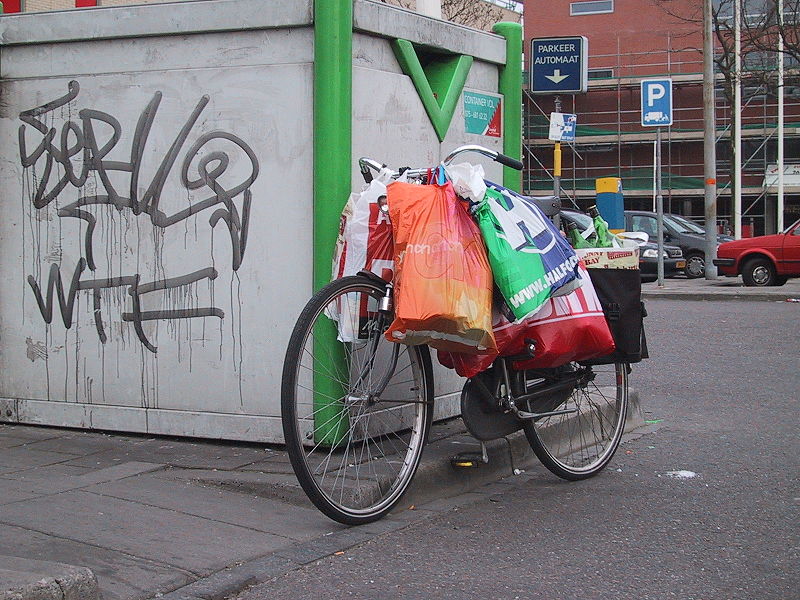 File:Met de fiets naar de glasbak - Vooraanzicht.jpg