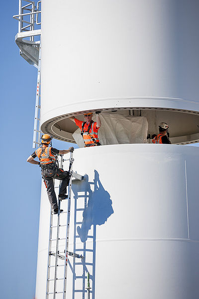 File:Nuon - Windmolenpark in aanbouw in Flevoland 2012 - Plaatsing eerste wieken op windmolen Zuidlob 7.jpg