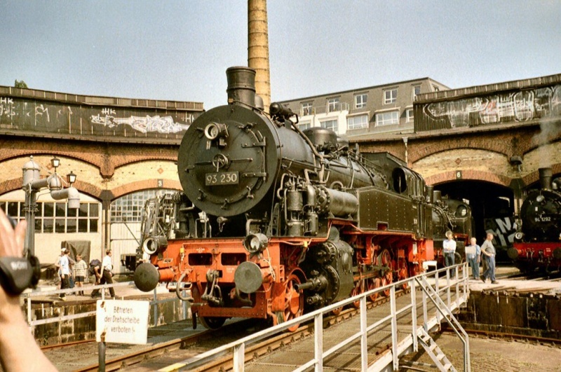File:BR93-230 wordt gedraaid.jpg