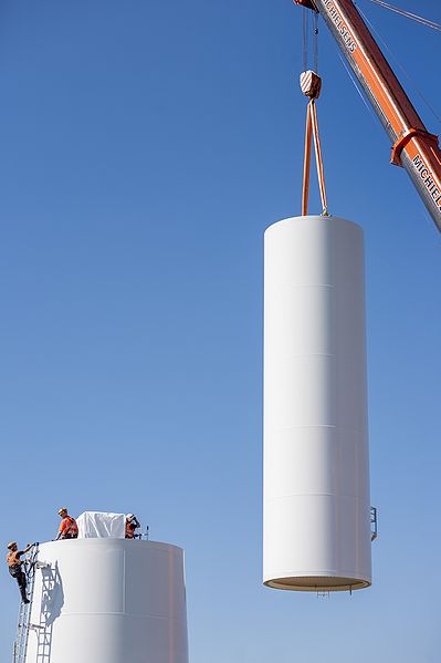 File:Nuon - Windmolenpark in aanbouw in Flevoland 2012 - Plaatsing eerste wieken op windmolen Zuidlob 8.jpg