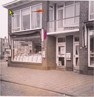 Sparrestraat 1969 ter hoogte van nr 72. Bezie de nering van de onvolprezen grootgrutter Wagenaar, beroemd om het uitdragen van zijn zegels.