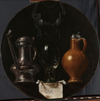 Emblematisch stilleven met kan, glas, kruik en breidel