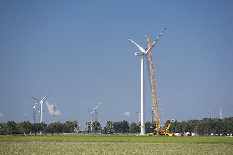 File:Nuon - Windmolenpark in aanbouw in Flevoland 2012 - Plaatsing eerste wieken op windmolen Zuidlob 5.jpg