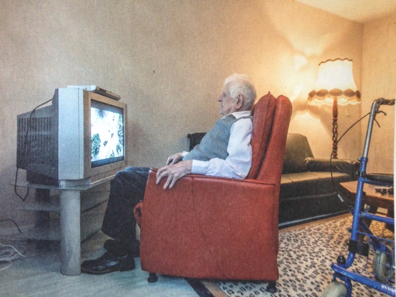 File:Senior in stoel voor TV.JPG