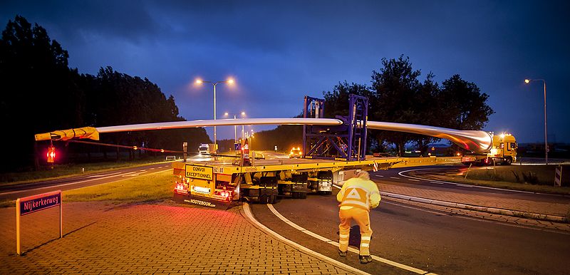 File:Nuon - Windmolenpark in aanbouw in Flevoland 2012 - Plaatsing eerste wieken op windmolen Zuidlob 15.jpg