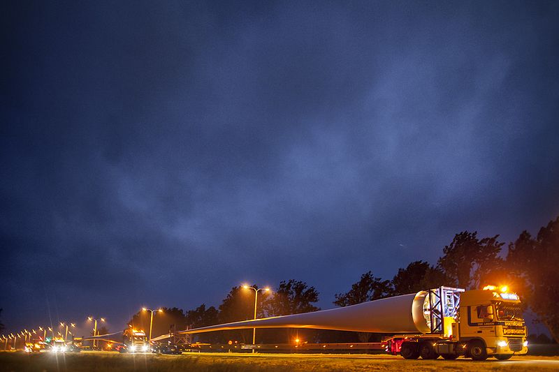 File:Nuon - Windmolenpark in aanbouw in Flevoland 2012 - Plaatsing eerste wieken op windmolen Zuidlob 11.jpg