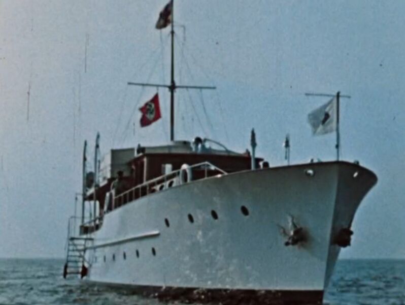 File:De Piet Hein, geschenk van de Nederlandse bevolking aan prinses Juliana en prins Bernhard, met de nazivlag (1937).jpg
