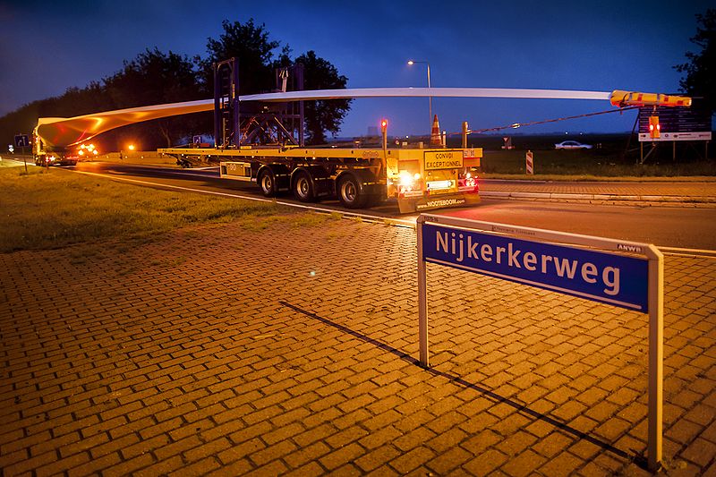 File:Nuon - Windmolenpark in aanbouw in Flevoland 2012 - Plaatsing eerste wieken op windmolen Zuidlob 16.jpg