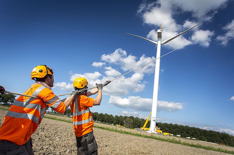 File:Nuon - Windmolenpark in aanbouw in Flevoland 2012 - Plaatsing eerste wieken op windmolen Zuidlob 3.jpg