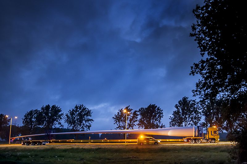 File:Nuon - Windmolenpark in aanbouw in Flevoland 2012 - Plaatsing eerste wieken op windmolen Zuidlob 13.jpg