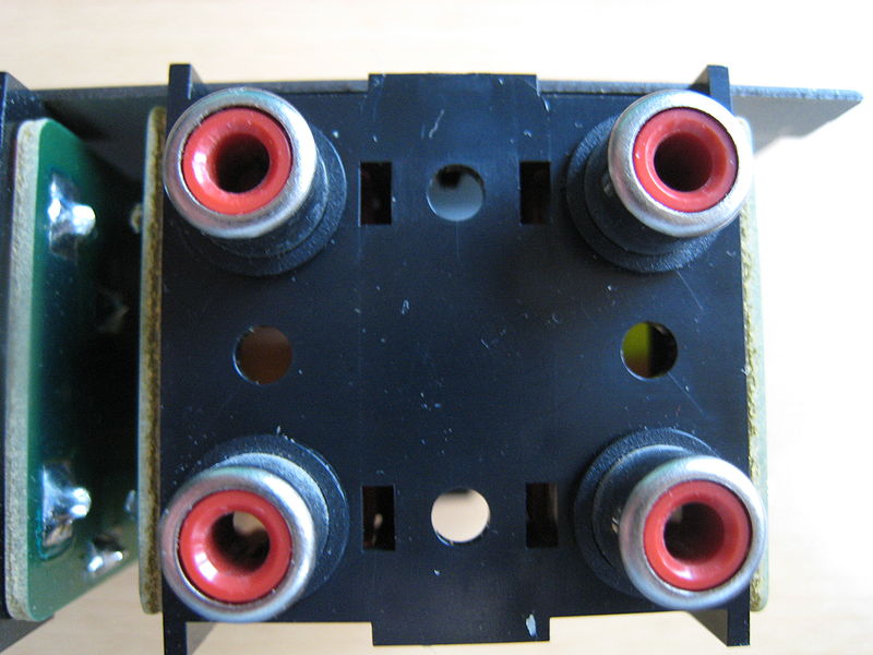 File:Tascam PB-32H cinch aansluitingen rood.jpg