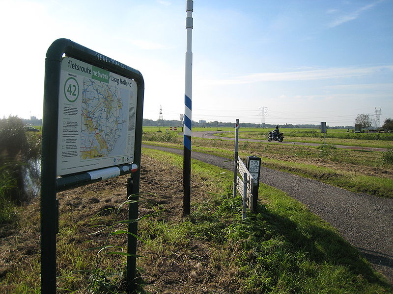 File:Fietsroute Netwerk Laag Holland knooppunt 42 1.jpg
