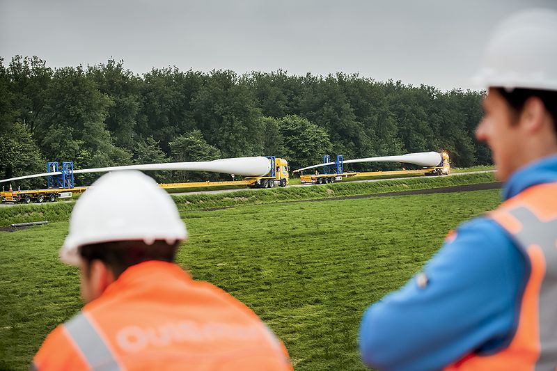 File:Nuon - Windmolenpark in aanbouw in Flevoland 2012 - Plaatsing eerste wieken op windmolen Zuidlob 12.jpg