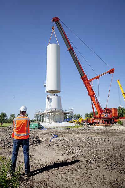 File:Nuon - Windmolenpark in aanbouw in Flevoland 2012 - Plaatsing eerste wieken op windmolen Zuidlob 6.jpg