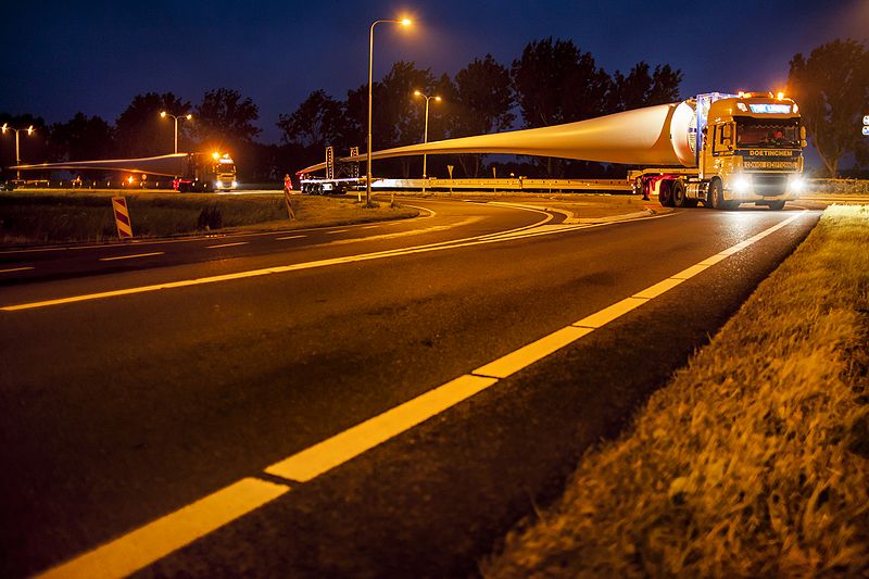 File:Nuon - Windmolenpark in aanbouw in Flevoland 2012 - Plaatsing eerste wieken op windmolen Zuidlob 10.jpg