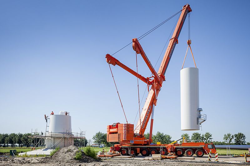 File:Nuon - Windmolenpark in aanbouw in Flevoland 2012 - Plaatsing eerste wieken op windmolen Zuidlob 9.jpg