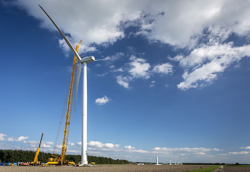 File:Nuon - Windmolenpark in aanbouw in Flevoland 2012 - Plaatsing eerste wieken op windmolen Zuidlob 1.jpg